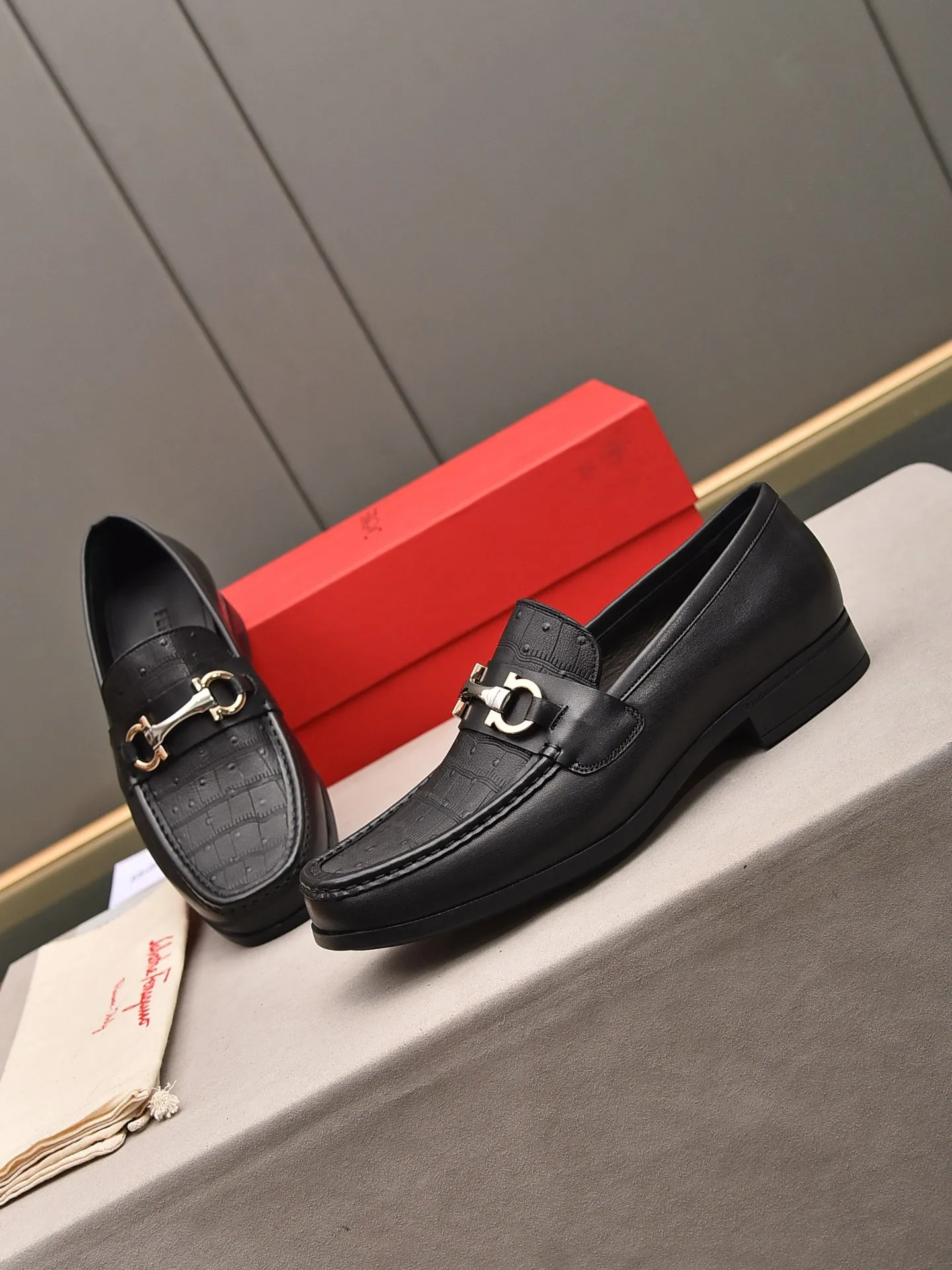 Men's shoes 💰: 460 [Original running volume and quality] Brand: Ferragamo (Ferragamo) Size: Men's size 38/44 (45 can be customized) Grade: Same style as the official website High-end quality men's shoes Material: Original first-layer calfskin Water-dyed cowhide lining Original outsole Style categories: Men's fashion formal business casual leather shoes Slip-on men's high-top series Young fashion European and American trends British style Casual matching Comfortable on the feet